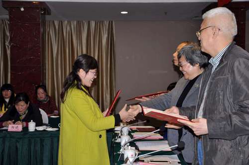 市委常委、统战部部长石艳萍给支部颁奖 市委常委、统战部部长石艳萍给支部颁奖